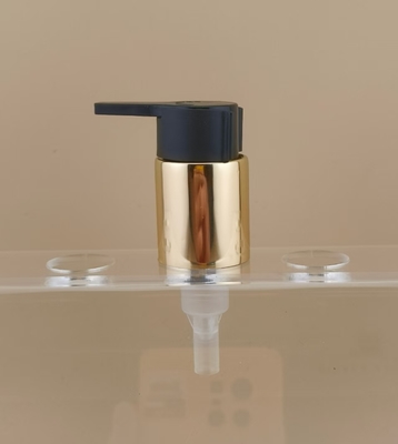 Bomba de crema negra y dorada K702-1 para botellas cosméticas