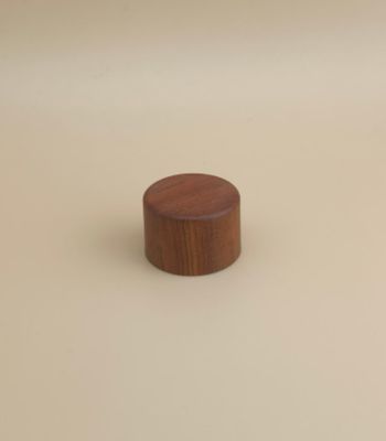 Capa lisa de plástico redondo de grano de madera para botellas cosméticas