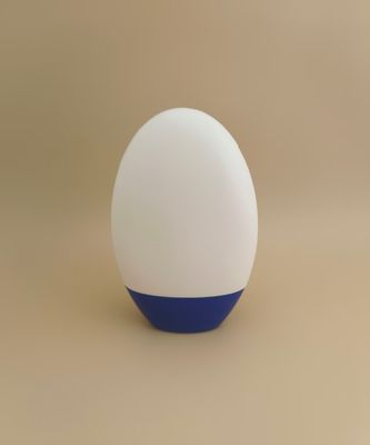 Botella de plástico lisa y blanca con tapa azul para champú