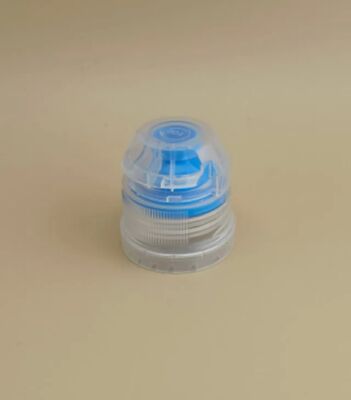 Bonito diseño de tapa redonda de plástico transparente con estrías para botellas de cuidado de la piel
