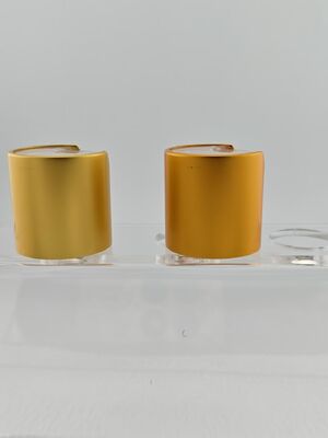 Tapa redonda lisa de aluminio-plástico amarilla con botón transparente para botellas de cuidado de la piel