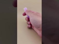 Empaque de bálsamo labial pequeño morado con tapa acanalada transparente para labiales