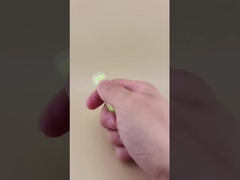 Empaque de bálsamo labial verde pequeño con tapa acanalada transparente para labiales