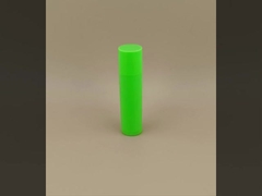 Embalaje pequeño de bálsamo labial verde suave con tapa rosa para lápiz labial