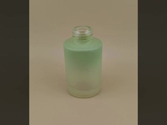 Nuevo diseño de botella de vidrio estriado verde matcha para loción de remojo