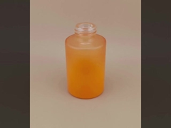 Nuevo diseño de botella de vidrio acanalado naranja para loción de remojo