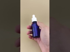 Diseño delicado Botella de goteador redonda lisa y clara de color azul oscuro para el cuidado de la piel