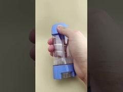 Empaque transparente y liso de bálsamo labial con tapa azul para labiales