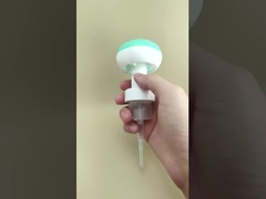 Bonito diseño bomba de espuma en forma de flor de plástico cian para botellas de desinfectante de manos para niños