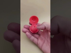 Capa esférica mate lisa de plástico rojo claro para botellas cosméticas