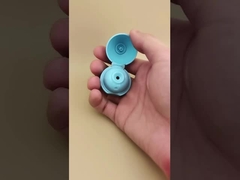 Tapa esférica lisa de plástico azul cielo para botellas cosméticas