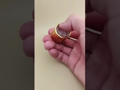 Tapa redonda lisa de aluminio-plástico amarilla con botón transparente para botellas de cuidado de la piel