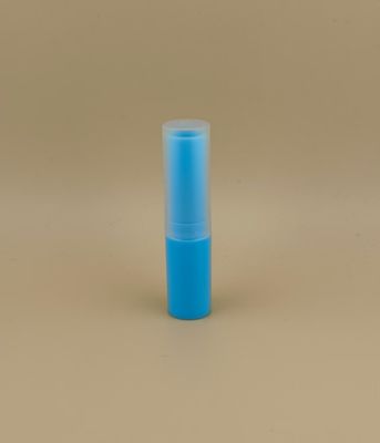 Empaque de bálsamo labial azul pequeño con tapa acanalada transparente para labiales
