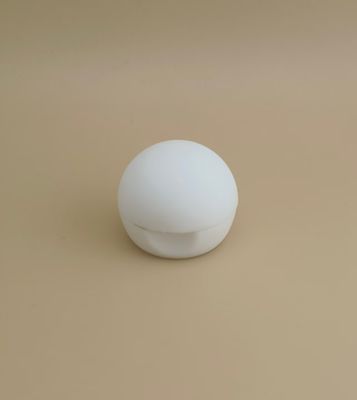 Capa esférica de plástico blanco y suave para botellas de cosméticos