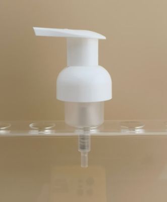 Bomba de espuma de plástico blanco de diseño delicado para botellas de champú