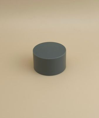 Tapa mate lisa de plástico gris para botellas cosméticas