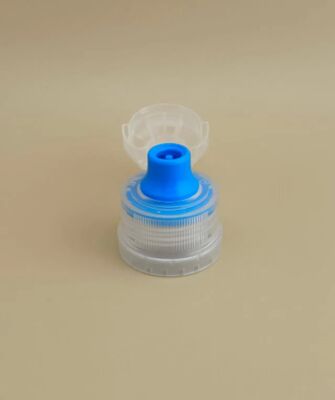 Bonito diseño de tapa redonda de plástico transparente con estrías para botellas de cuidado de la piel