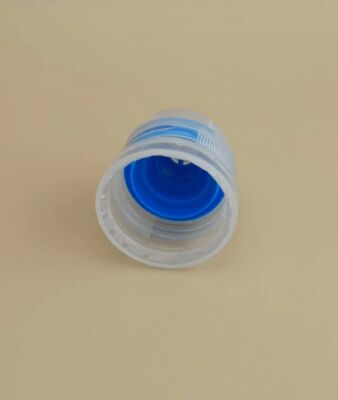 Bonito diseño de tapa redonda de plástico transparente con estrías para botellas de cuidado de la piel