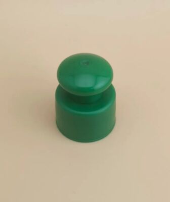 Tapa lisa de plástico verde con botón para botellas cosméticas
