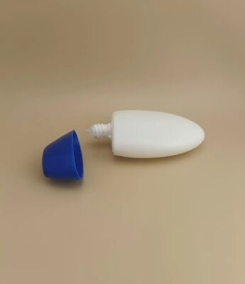 Botella de plástico lisa y blanca con tapa azul para champú