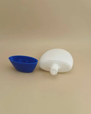 Botella de plástico lisa y blanca con tapa azul para champú