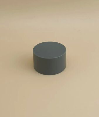 Tapa mate lisa de plástico gris para botellas cosméticas