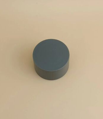 Tapa mate lisa de plástico gris para botellas cosméticas