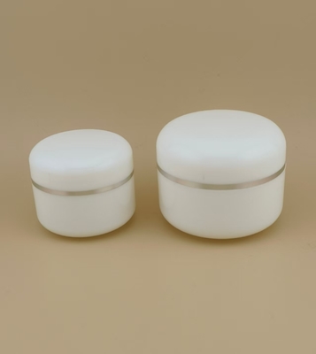 Jarrón de crema de plástico blanco de borde redondo con borde plateado para loción femenina