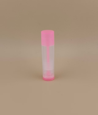 Empaque pequeño, liso y transparente de bálsamo labial con tapa rosa para labiales