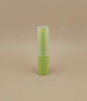 Empaque de bálsamo labial verde pequeño con tapa acanalada transparente para labiales
