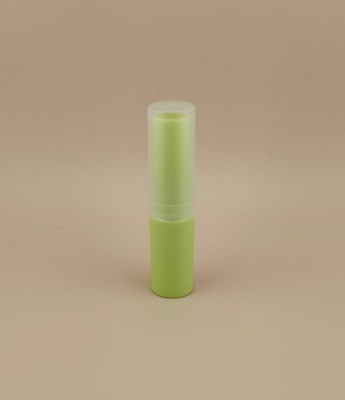 Empaque de bálsamo labial verde pequeño con tapa acanalada transparente para labiales