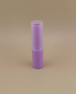 Empaque de bálsamo labial pequeño morado con tapa acanalada transparente para labiales