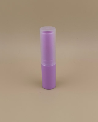 Empaque de bálsamo labial pequeño morado con tapa acanalada transparente para labiales