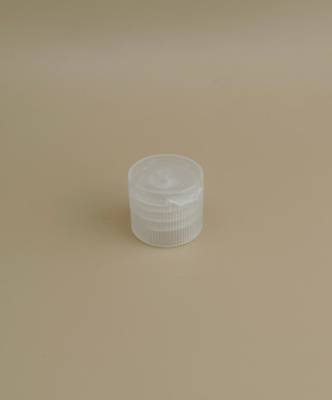 Tapa de plástico pequeña, transparente, redonda y estriada para botellas de cosméticos