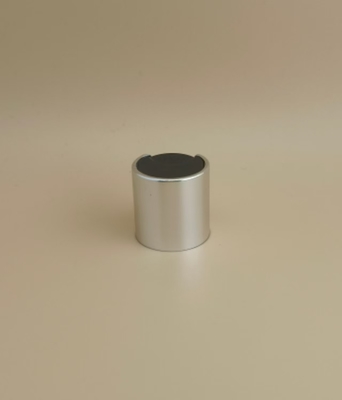 Tapa redonda lisa de aluminio-plástico plateado con botón negro para botellas de cuidado de la piel
