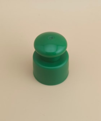 Tapa lisa de plástico verde con botón para botellas cosméticas